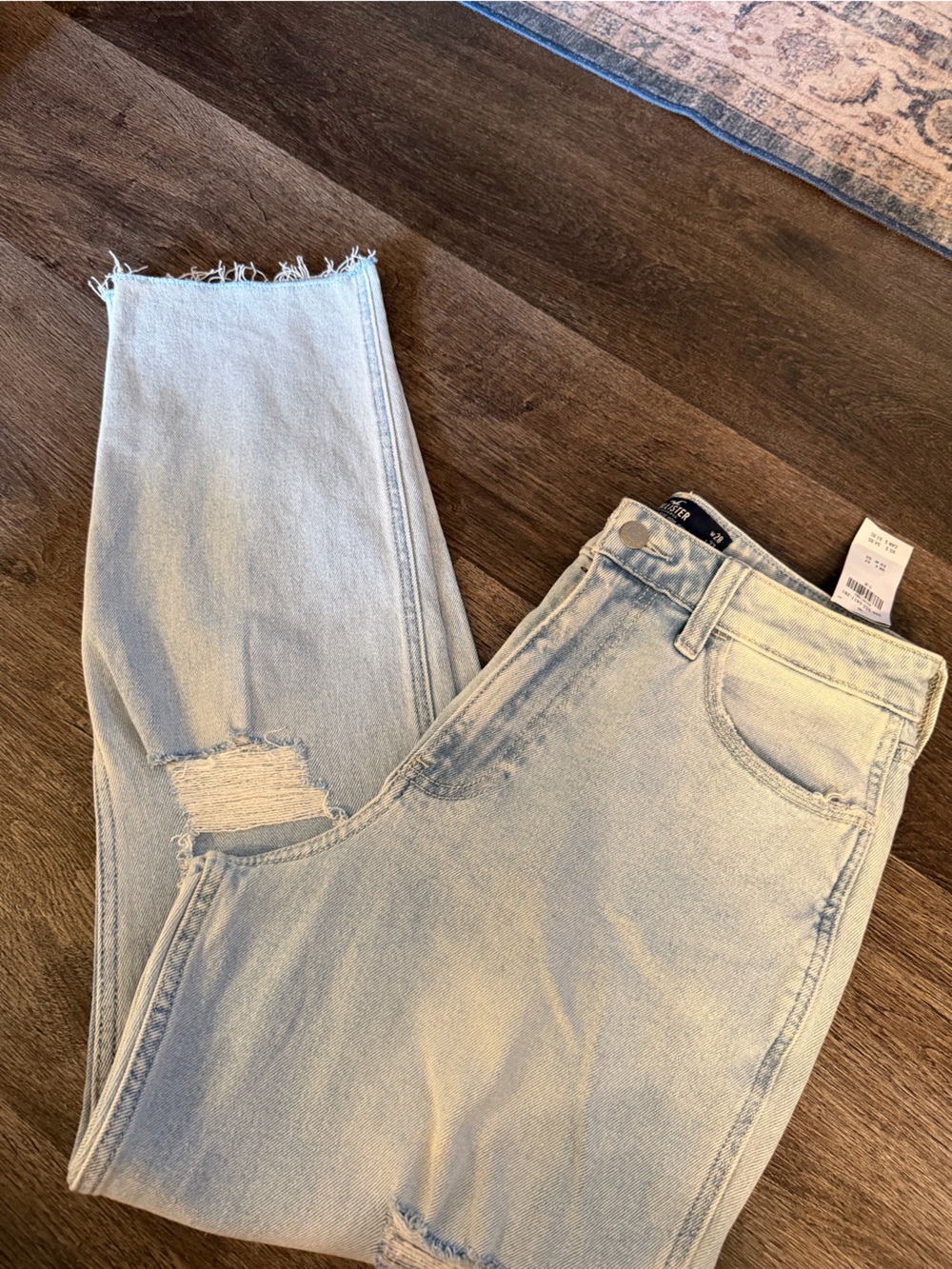 Hollister Ultra High Rise Mom Jeans Size 28/7 NWT